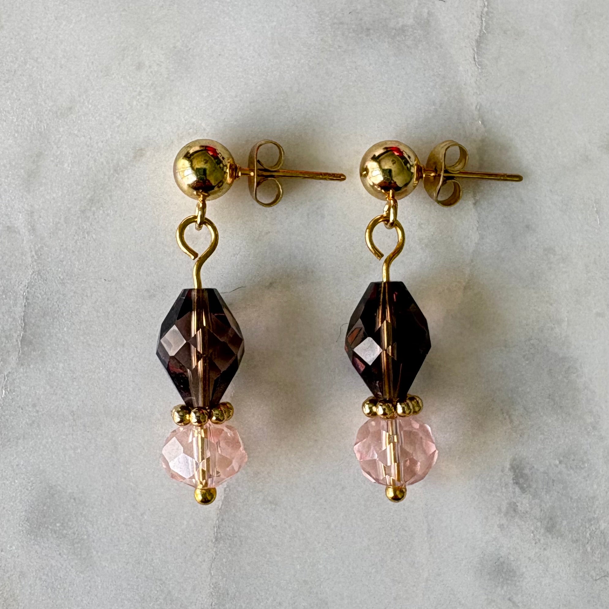 Midnight Roses – kleine oorbellen goud glaskralen rookbruin roze