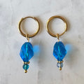 Azure Storm – oorbellen goud blauw glaskralen hoops