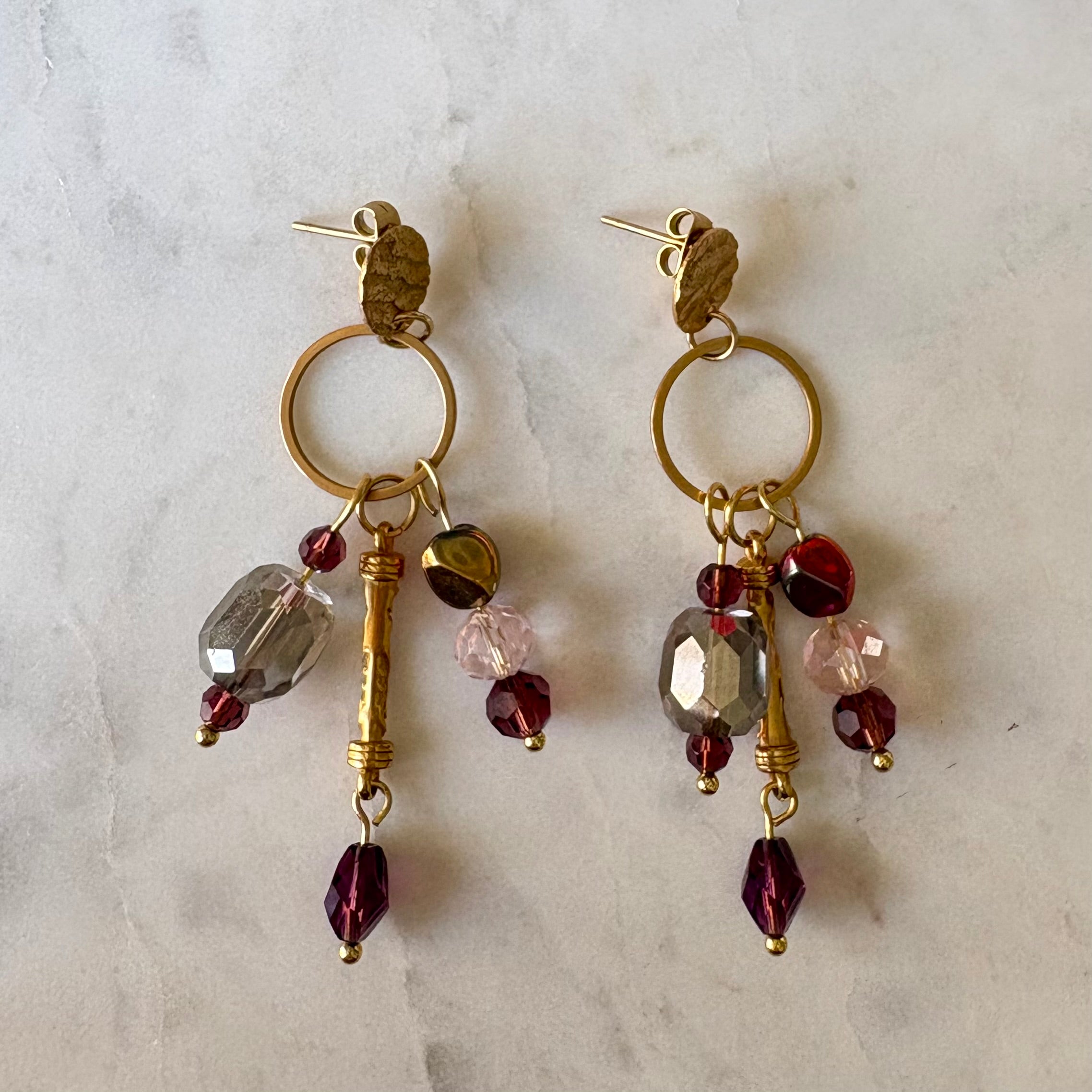 Velvet Dusk – grote oorbellen bordeaux paars glaskralen goud statement