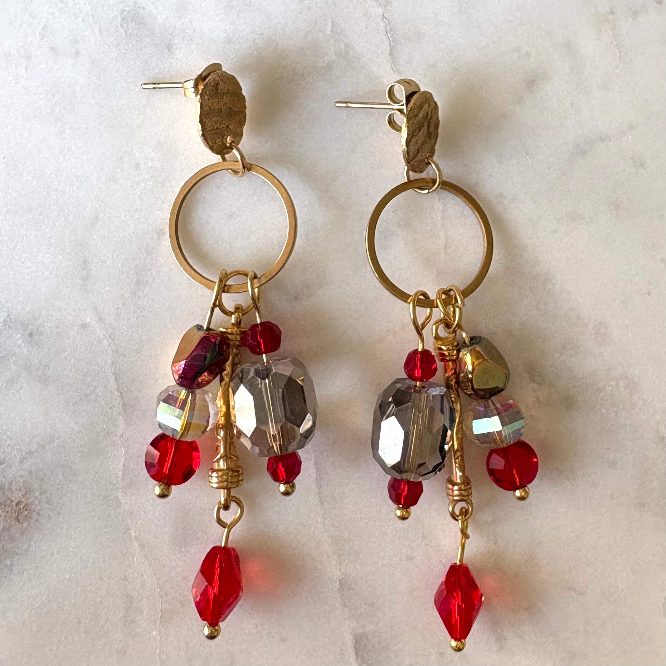 Scarlet Dusk – grote oorbellen rood rookglas goud glaskralen statement