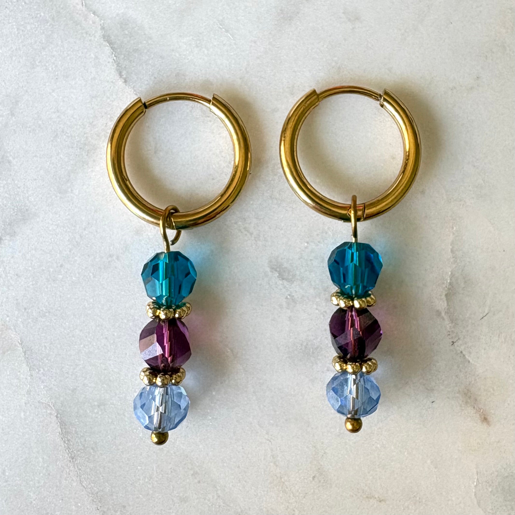 Tidal Wave – kleine oorbellen gouden hoops teal paars blauw glaskralen