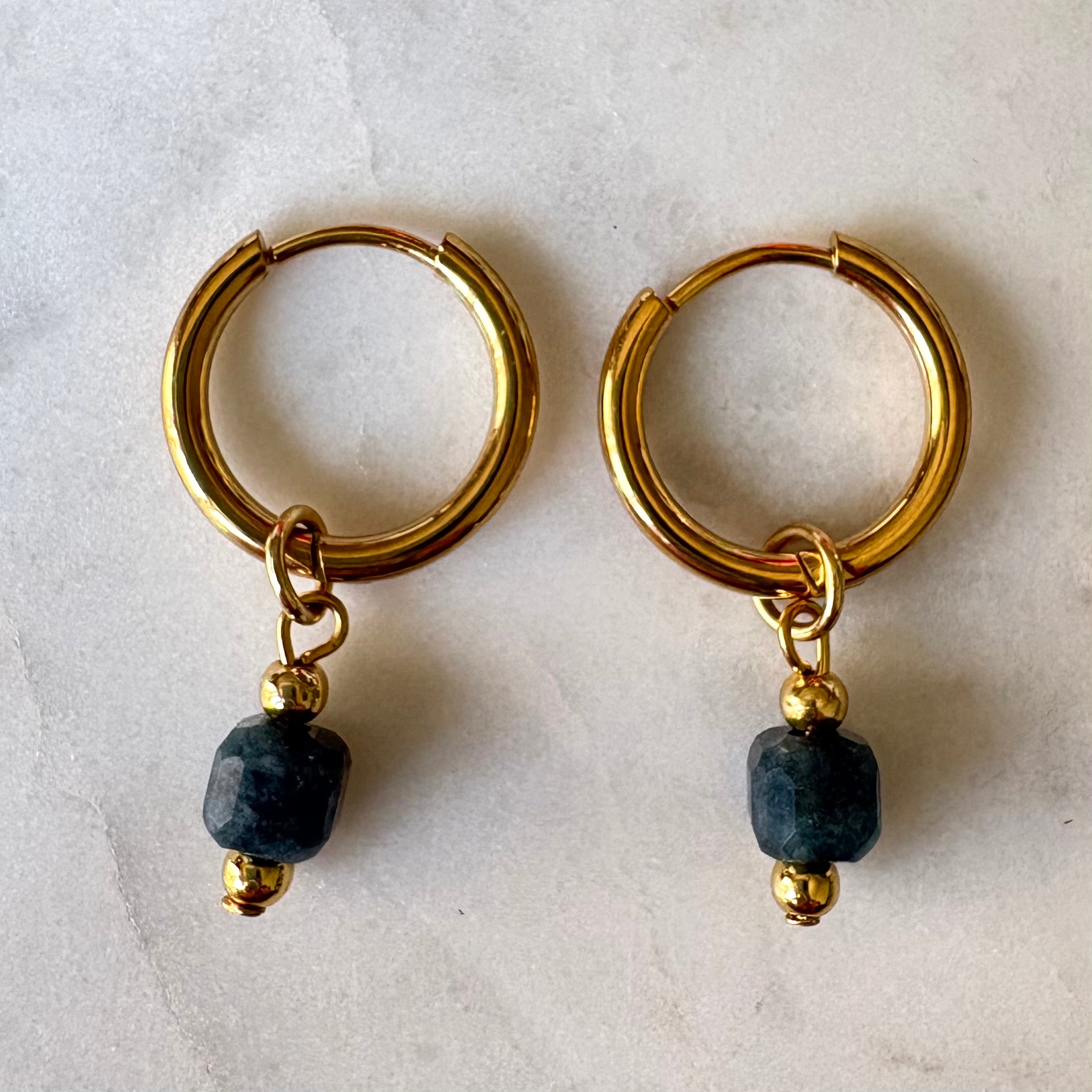 Midnight Stone – kleine oorbellen gouden hoops natuursteen donkerblauw