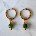 Forest Stone – kleine oorbellen gouden hoops natuursteen groen