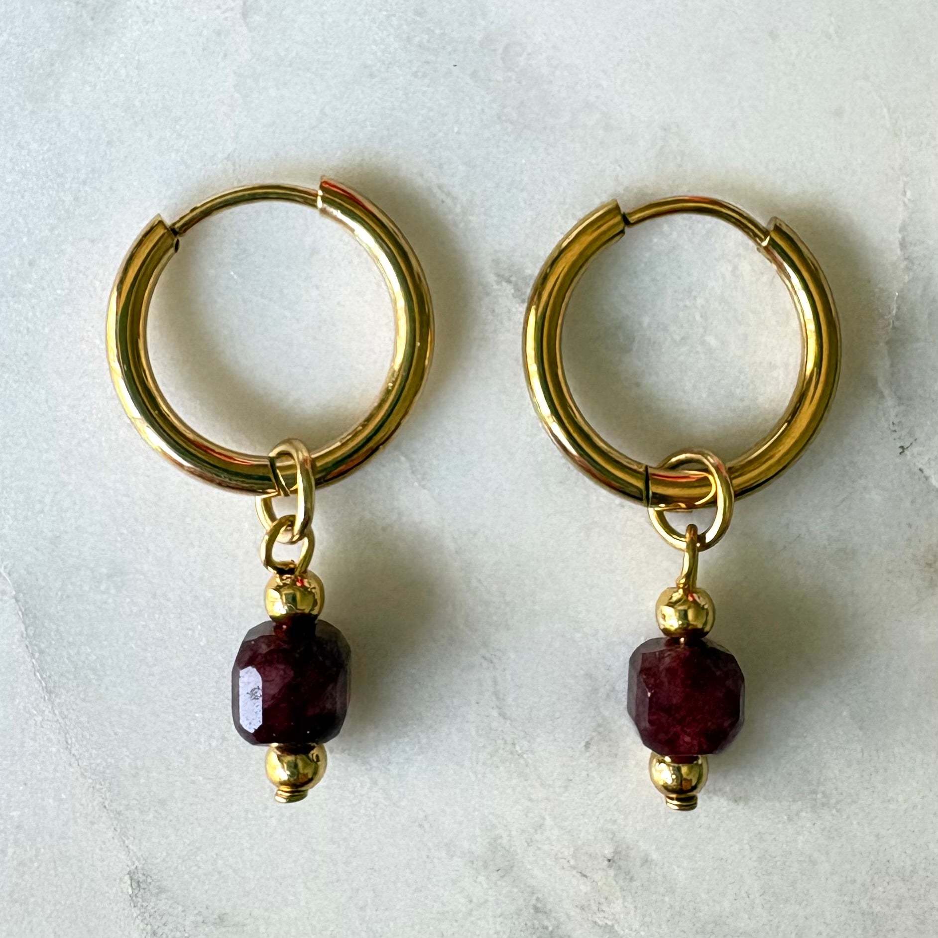 Garnet Stone – kleine oorbellen gouden hoops natuursteen bordeaux rood