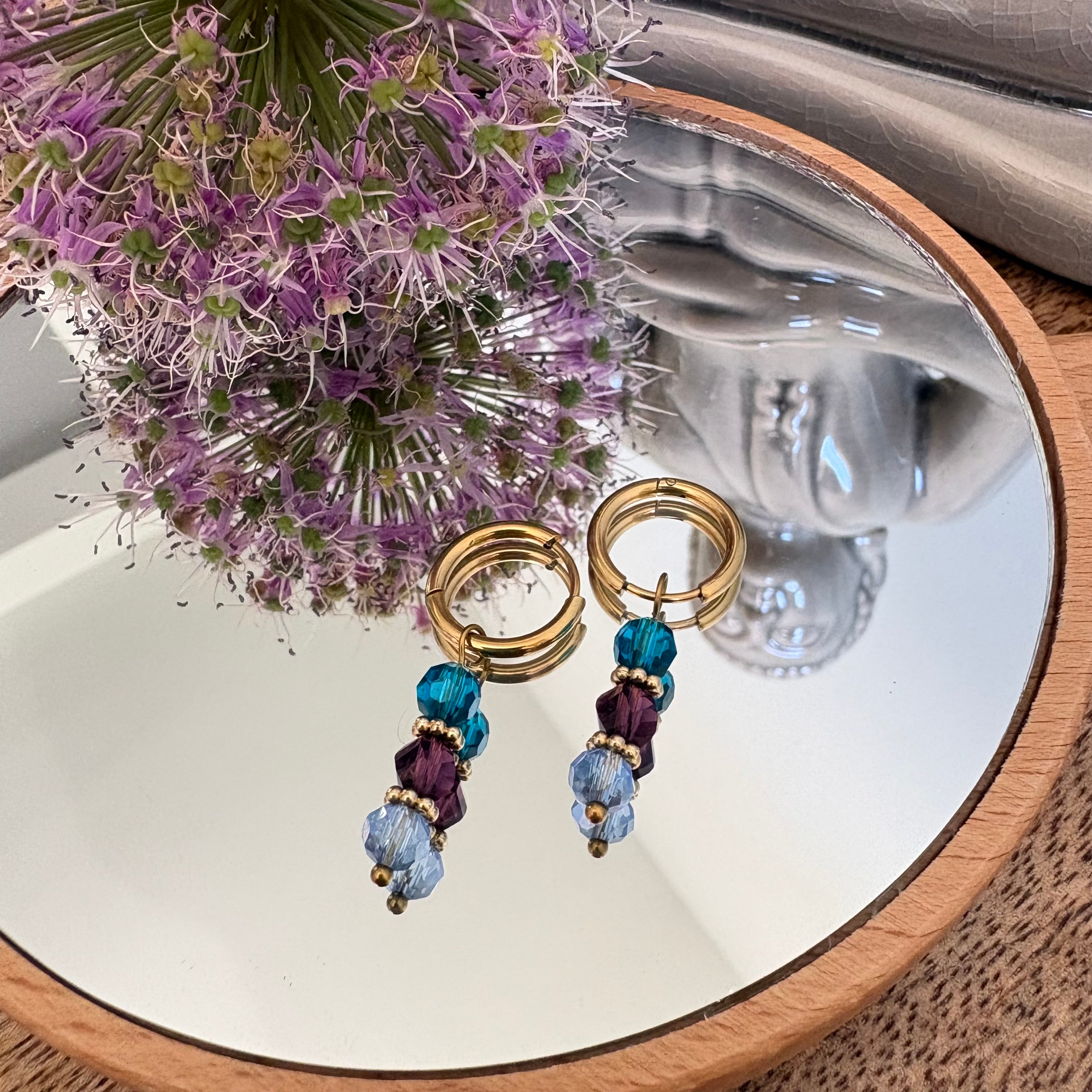 Tidal Wave – kleine oorbellen gouden hoops teal paars blauw glaskralen