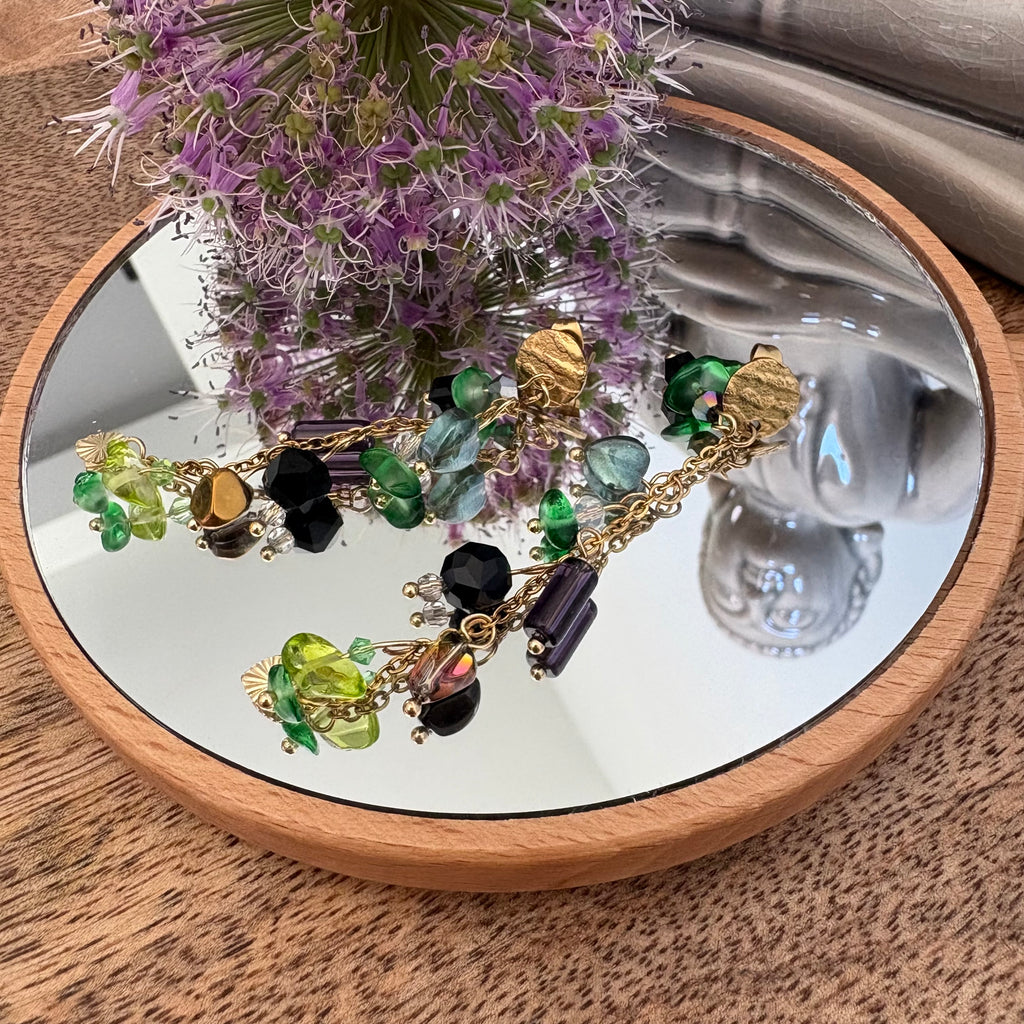 Enchanted Forest – lange oorbellen goud groen glaskralen statement