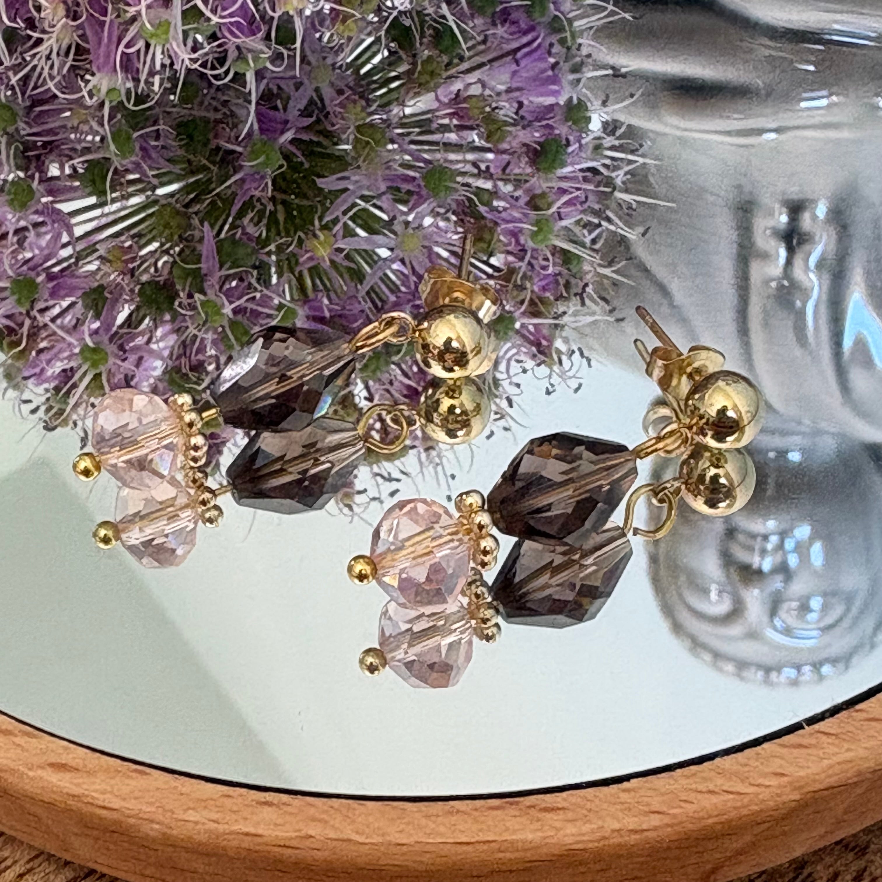 Midnight Roses – kleine oorbellen goud glaskralen rookbruin roze