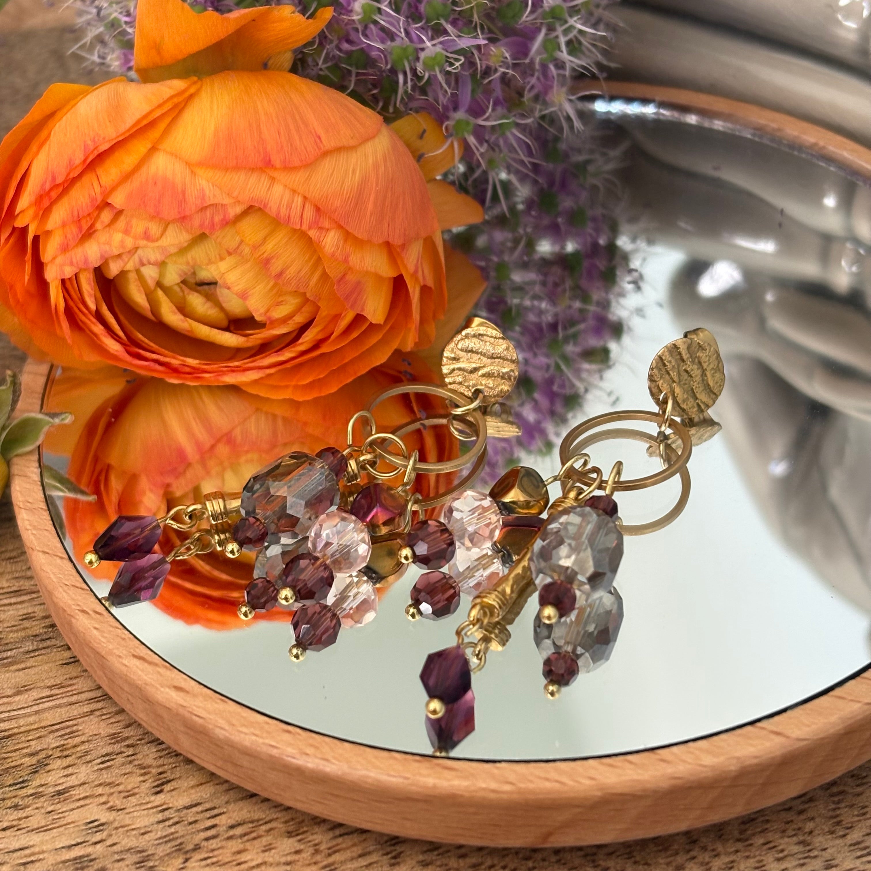Velvet Dusk – grote oorbellen bordeaux paars glaskralen goud statement