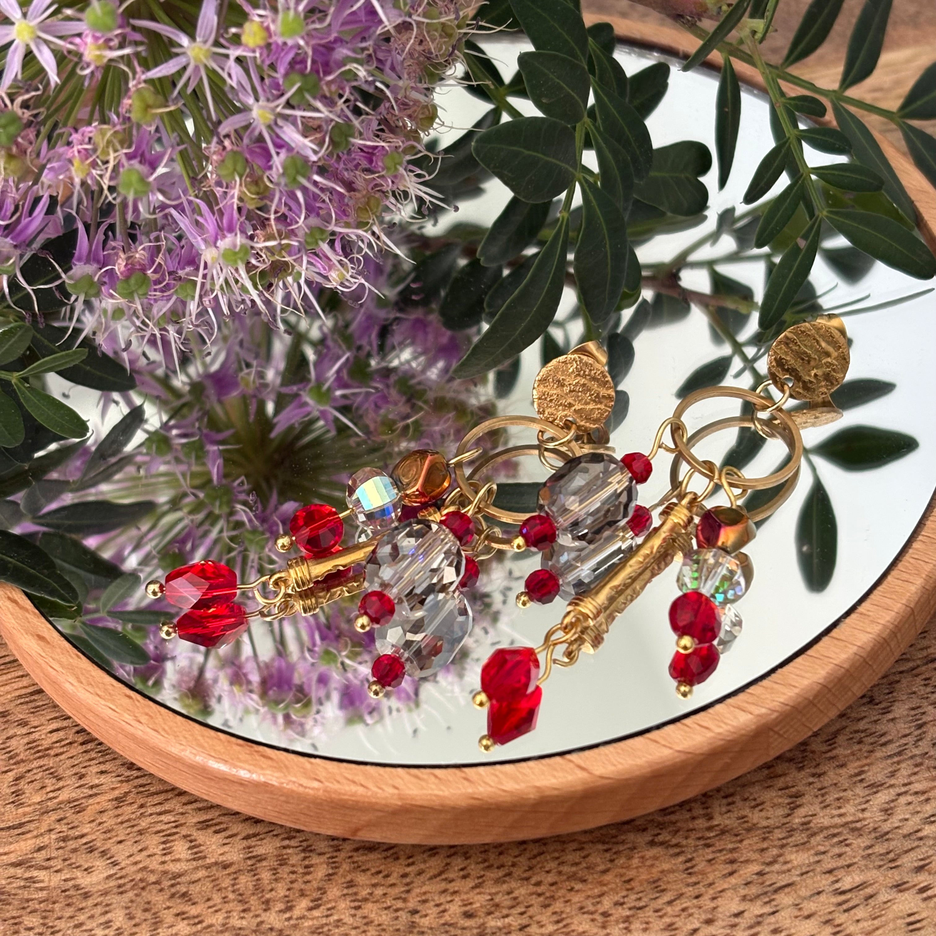 Scarlet Dusk – grote oorbellen rood rookglas goud glaskralen statement