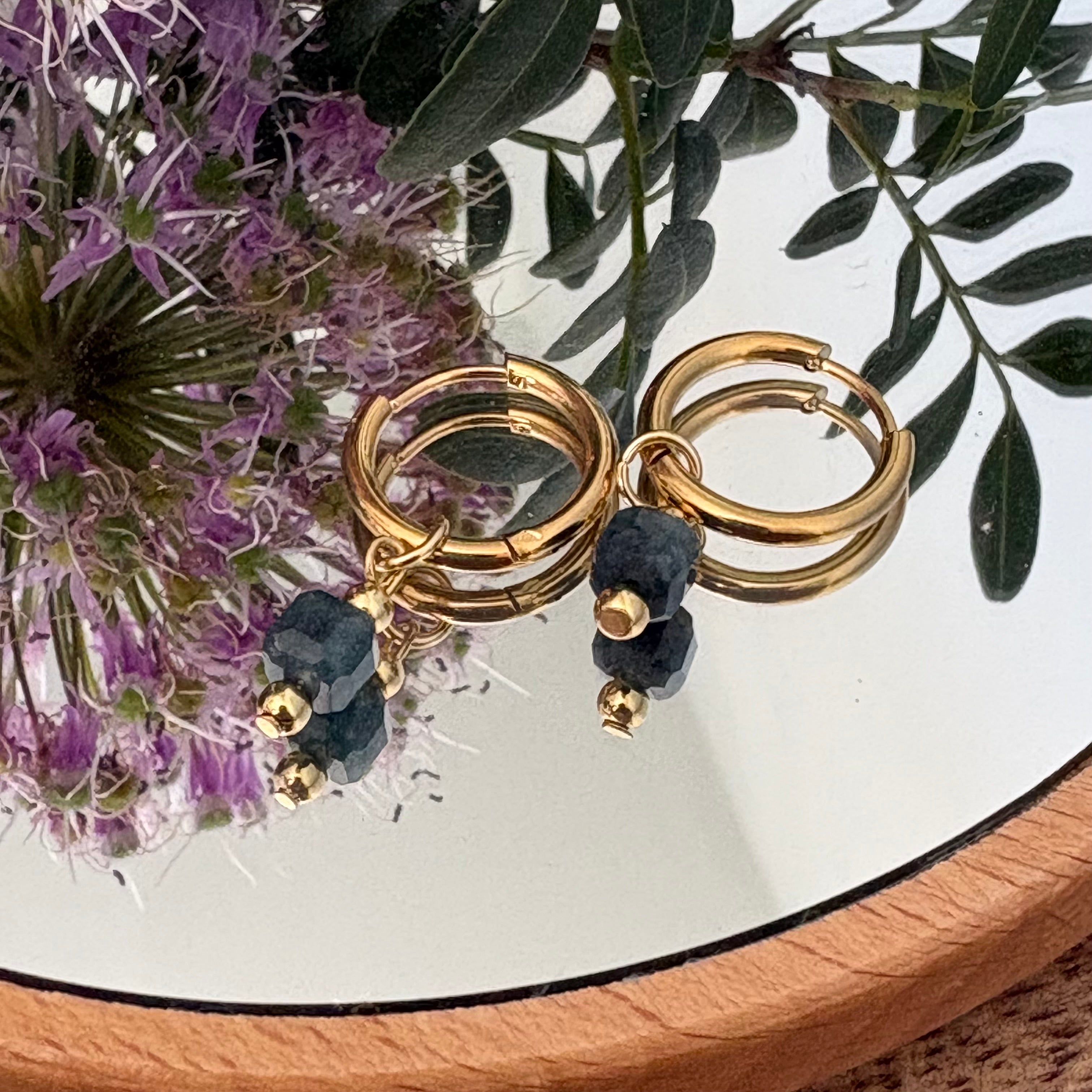 Midnight Stone – kleine oorbellen gouden hoops natuursteen donkerblauw