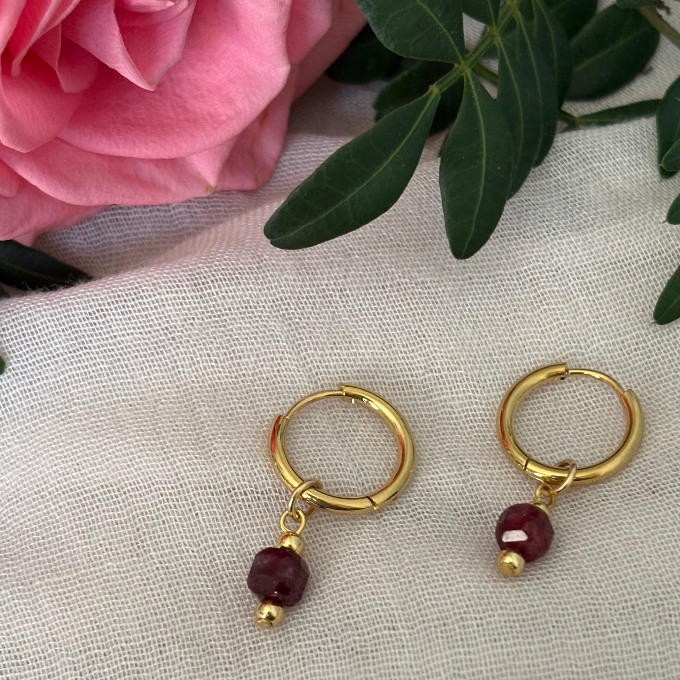 Garnet Stone – kleine oorbellen gouden hoops natuursteen bordeaux rood