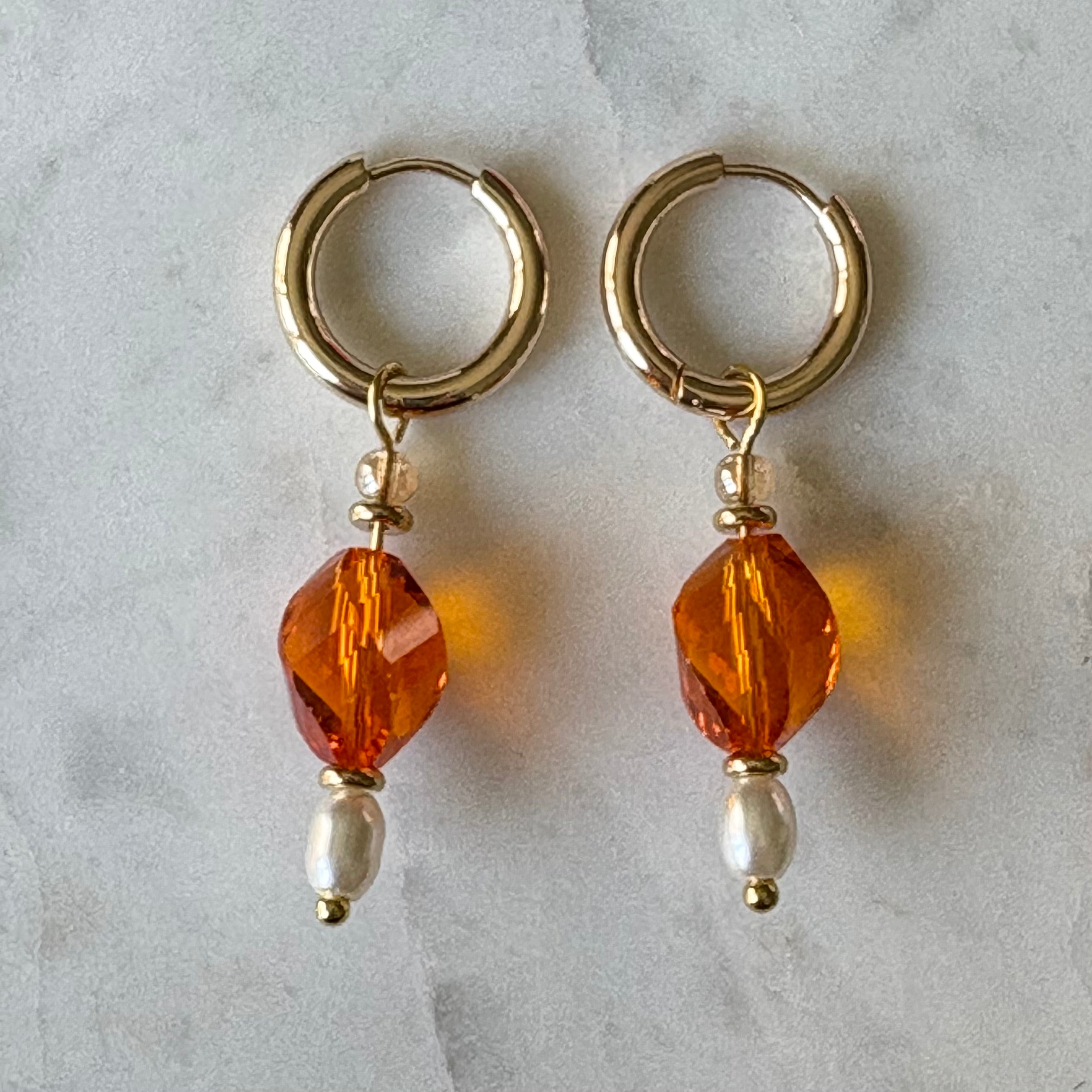 Tangerine Pearl – goudkleurige oorbellen oranje kristal en parel