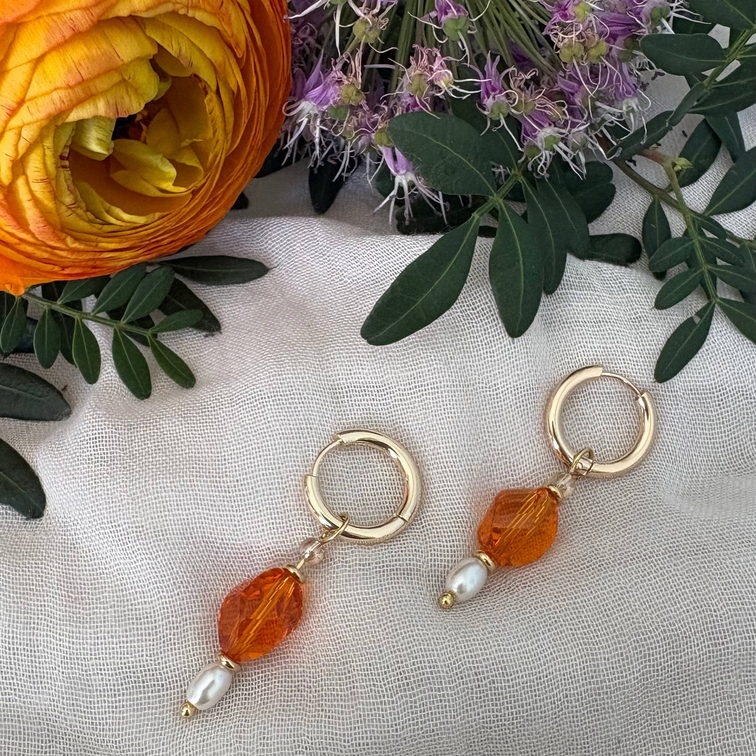 Tangerine Pearl – goudkleurige oorbellen oranje kristal en parel