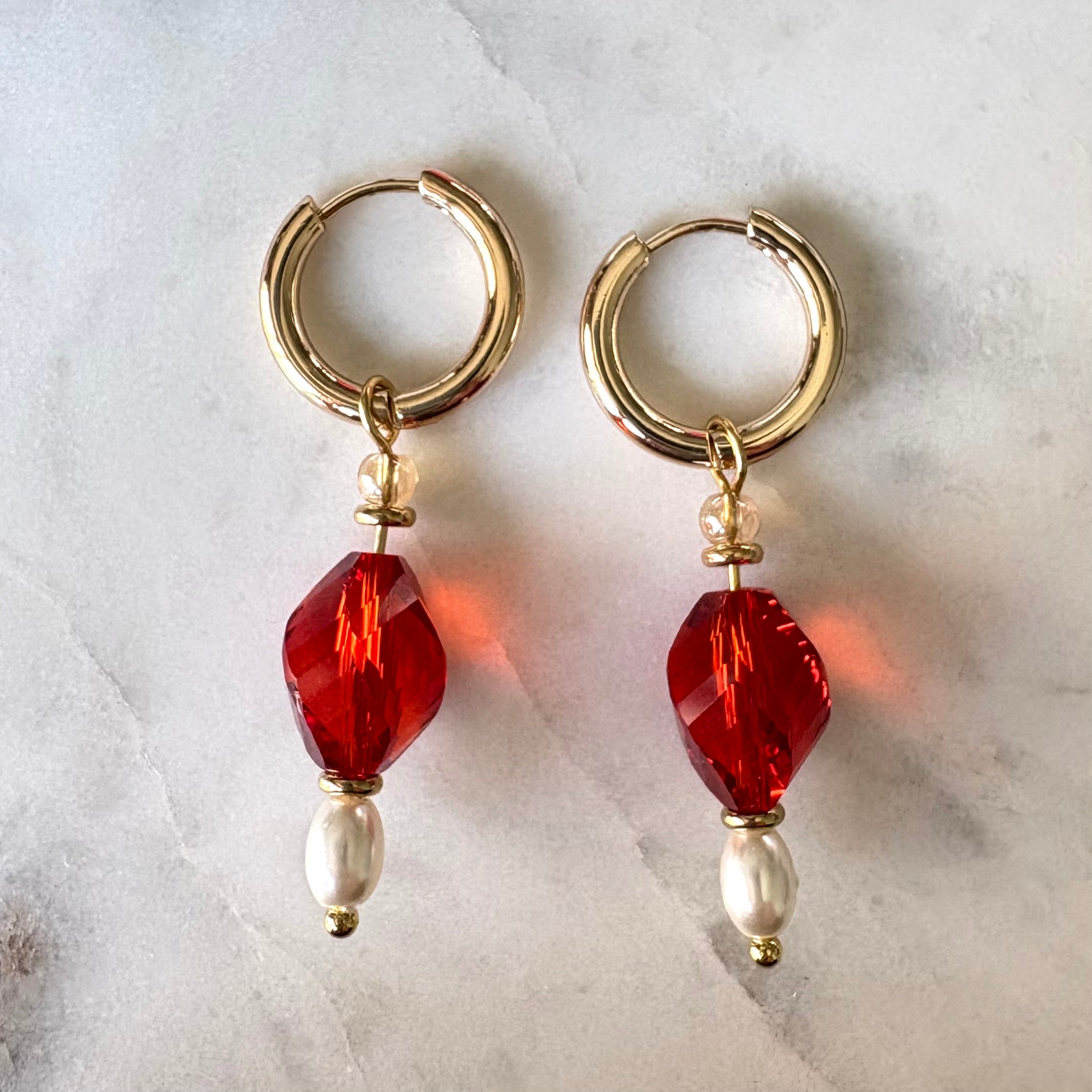 Ruby Pearl – goudkleurige oorbellen rode kristal en parel