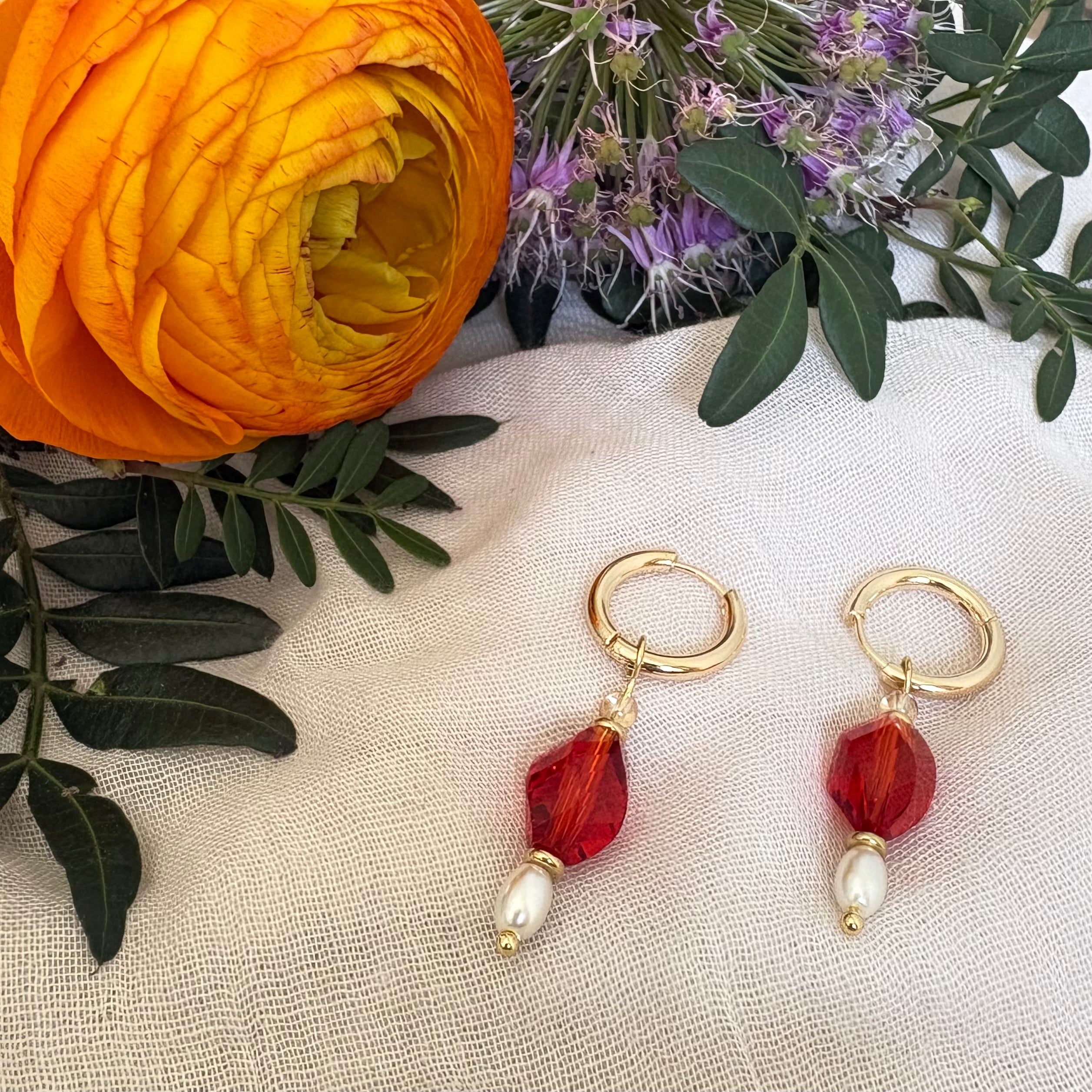 Ruby Pearl – goudkleurige oorbellen rode kristal en parel
