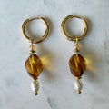 Cognac Pearl – goudkleurige oorbellen cognac kristal en parel