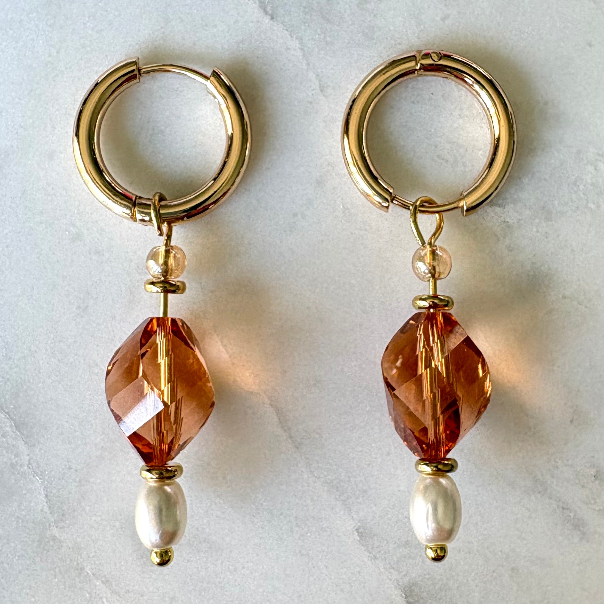 Peach Pearl – goudkleurige oorbellen perzik kristal en parel