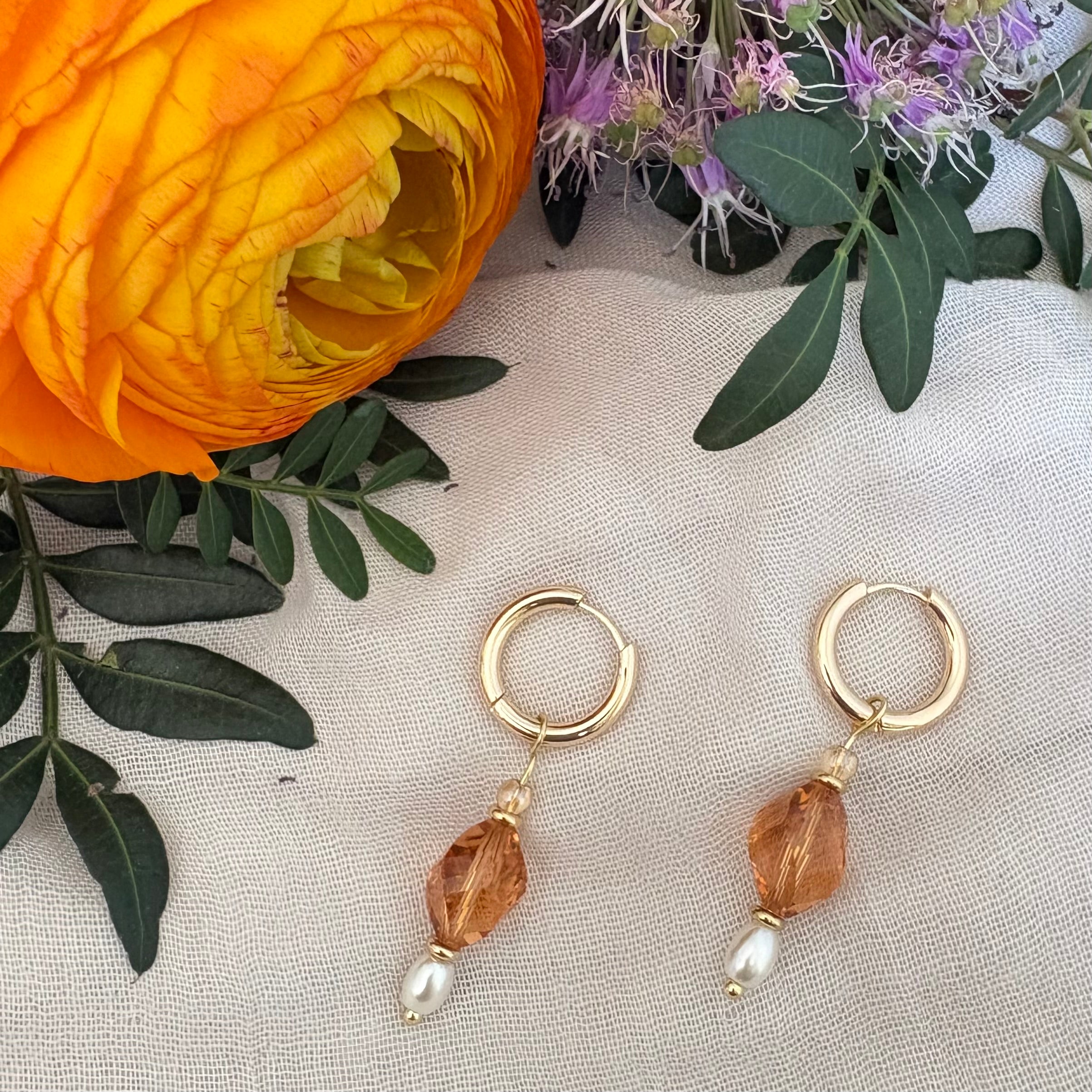 Peach Pearl – goudkleurige oorbellen perzik kristal en parel