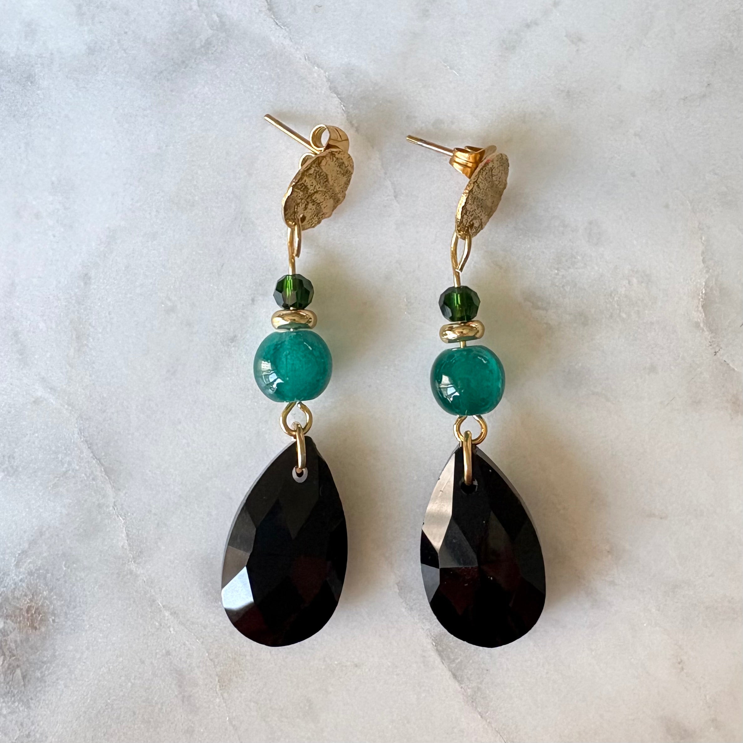 Midnight Forest – lange oorbellen zwart kristal groene kralen goud