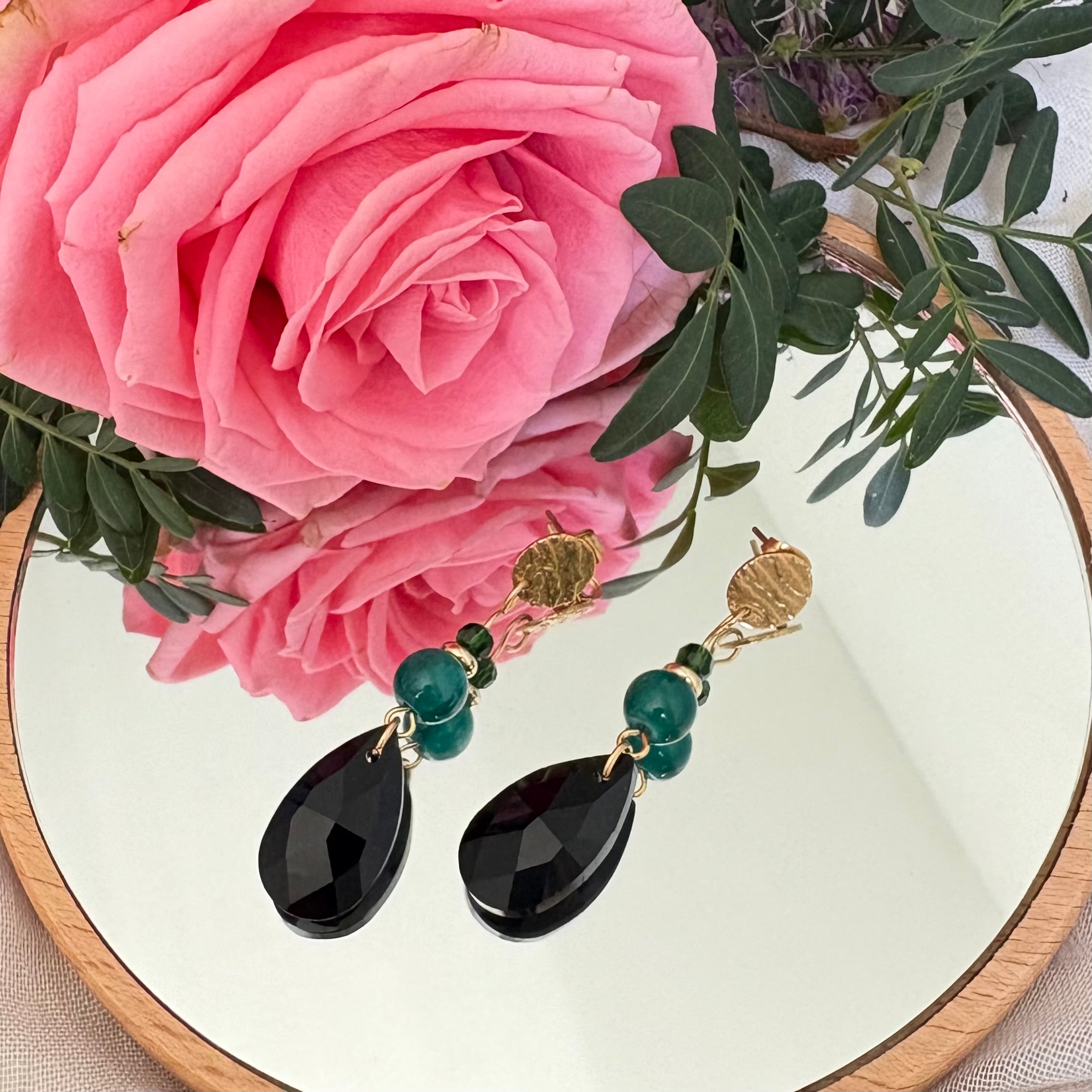 Midnight Forest – lange oorbellen zwart kristal groene kralen goud