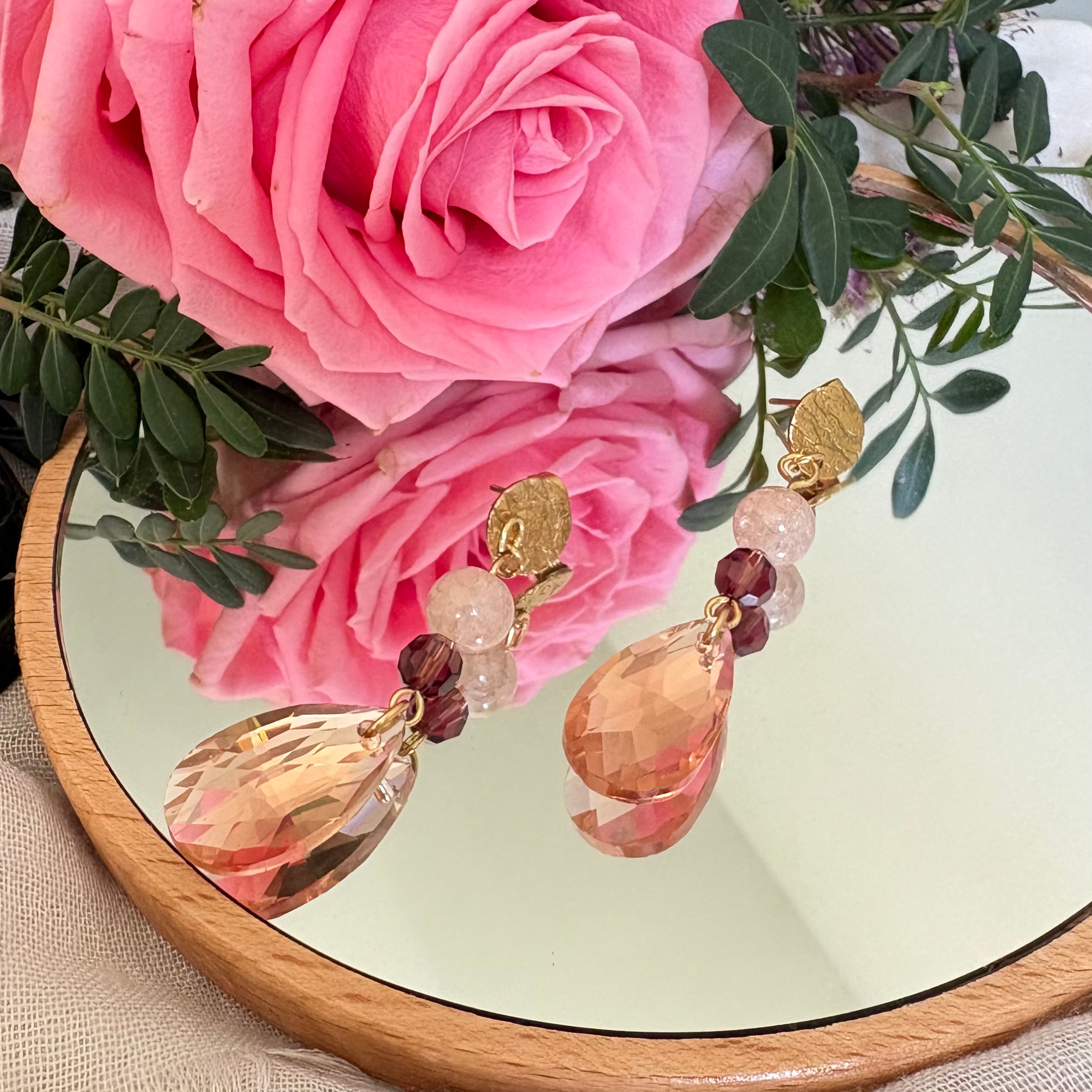 Rose Smoke – lange oorbellen roze kristaldruppel crème kralen goud