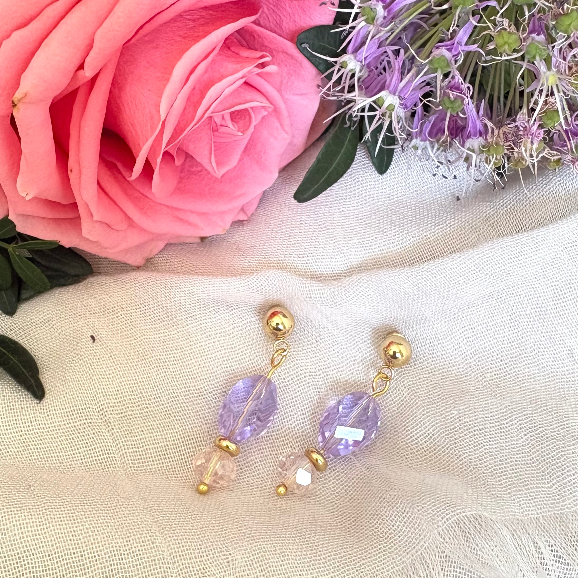 Lilac Drop – kleine oorbellen lila kristal roos champagne goud