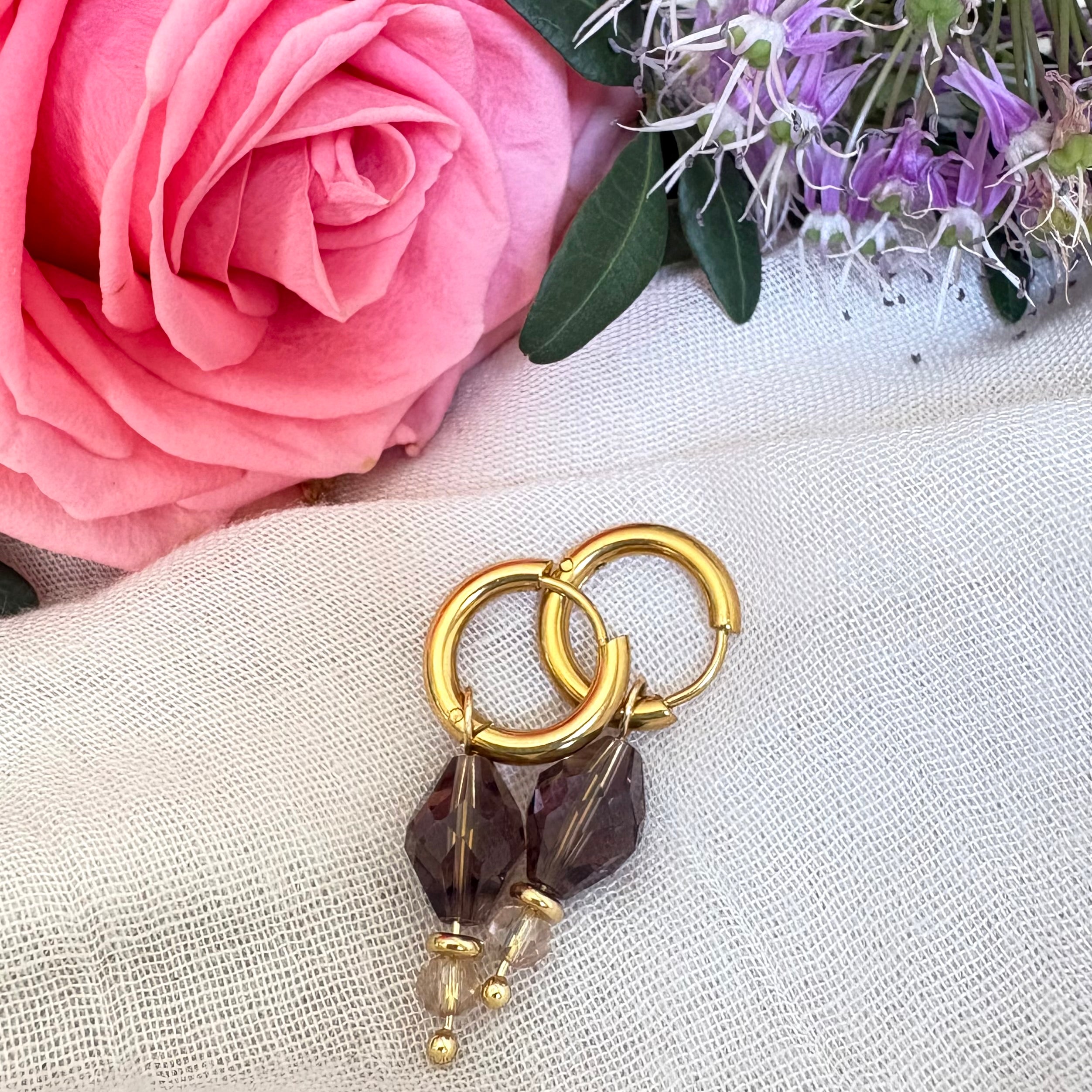 Smoke Ring – kleine oorbellen antraciet kristal champagne hoop goud