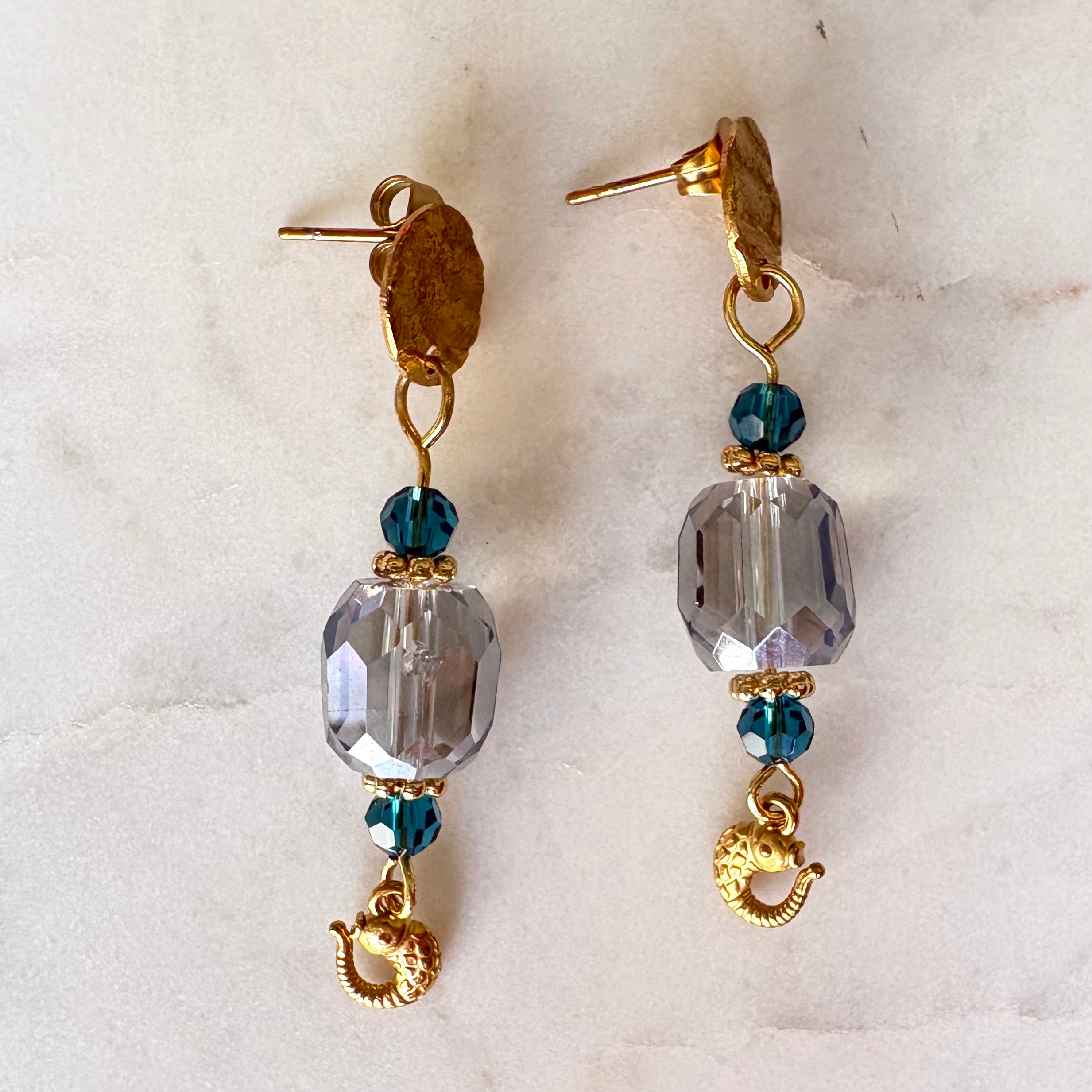 Koi – hangende oorbellen grijs blauw kristal koi karper goud