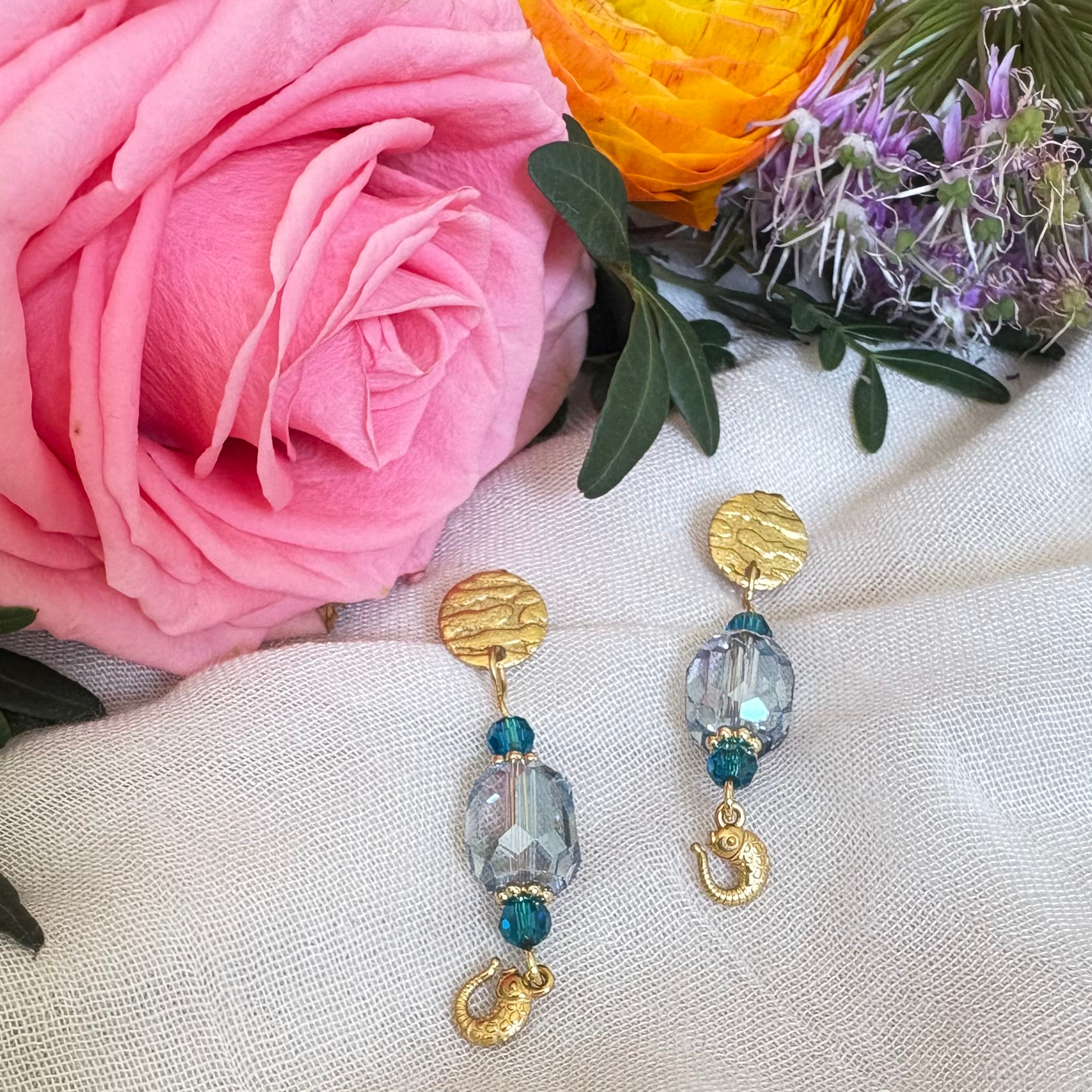 Koi – hangende oorbellen grijs blauw kristal koi karper goud