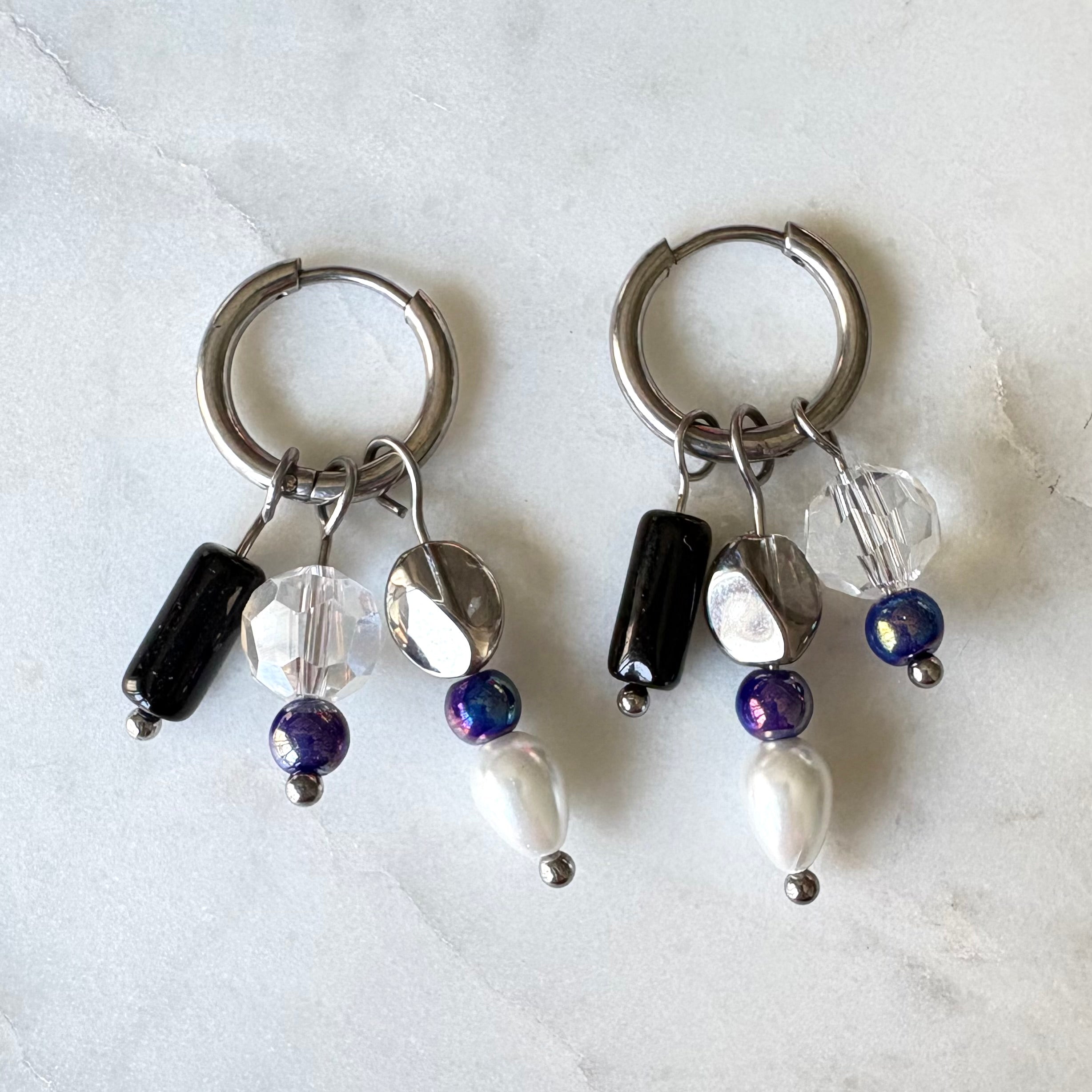 Midnight Charm – grote oorbellen zwart kristal paars imitatieparel zilver hoop