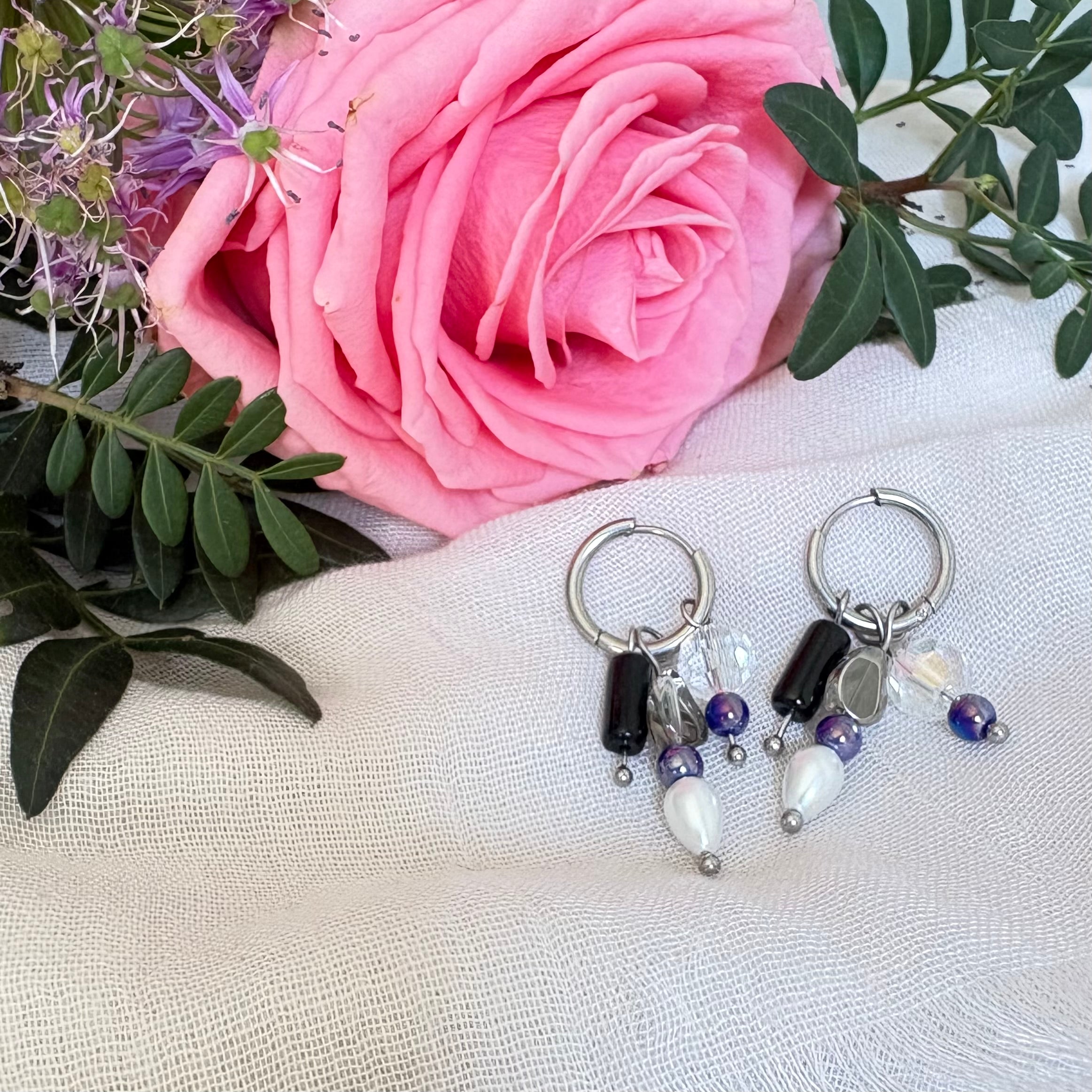 Midnight Charm – grote oorbellen zwart kristal paars imitatieparel zilver hoop